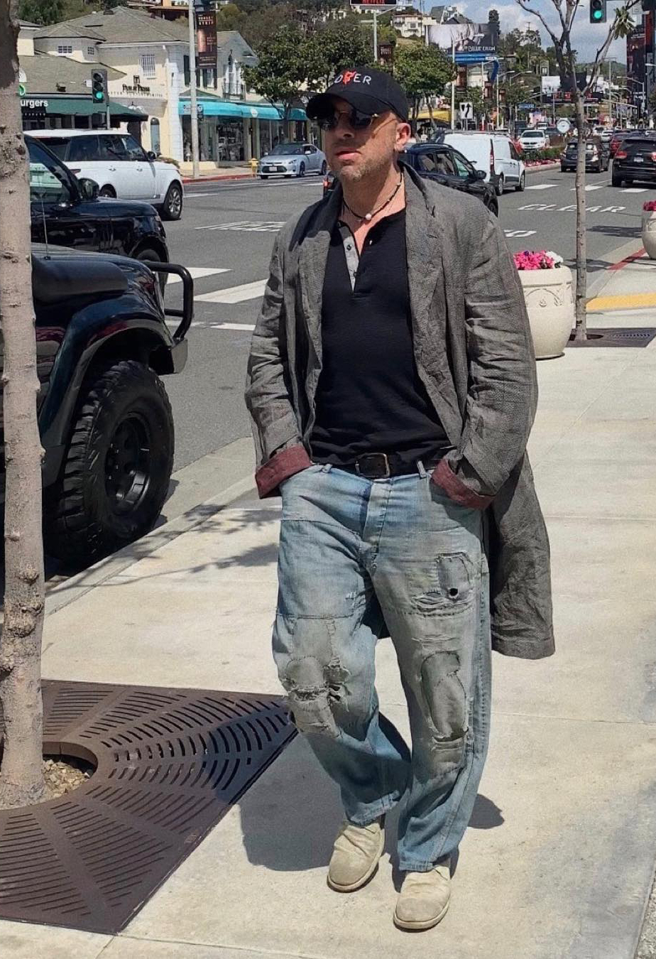 Дмитрий Нагиев в удлиненном пиджаке, расстегнутой футболке и рваных джинсах
