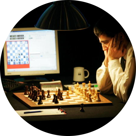 Владимир Крамник играет в шахматы с компьютером
