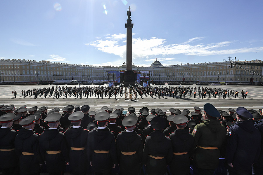 Военнослужащие парадных расчетов на Дворцовой площади во время генеральной репетиции парада в Санкт-Петербурге