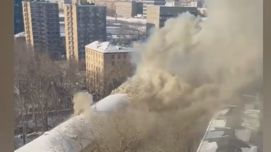 На севере Москвы загорелось нежилое шестиэтажное здание