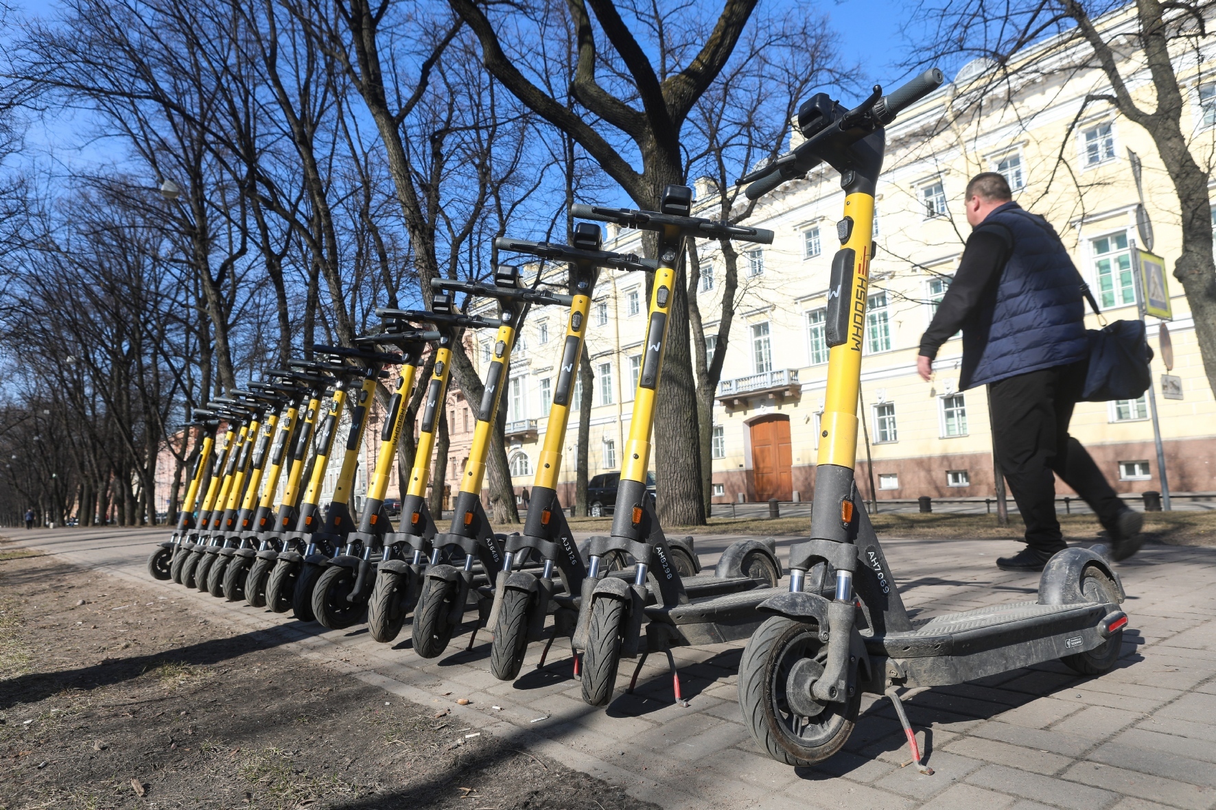 Эксперименты и запретные зоны: в Петербурге начался сезон самокатов — РБК