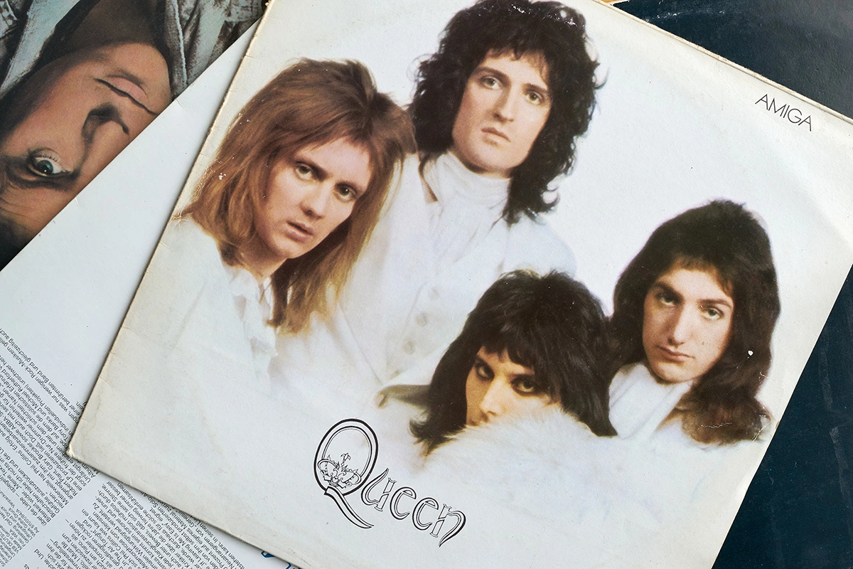 <p>Участники рок-группы Queen на обложке альбома, выпущенного в 1981 году звукозаписывающей компанией Amiga</p>