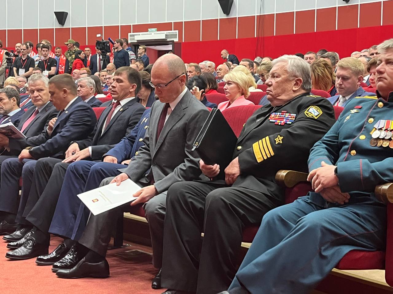 
                    На съезде КПРФ получила новое название и совет авторитетов
                24