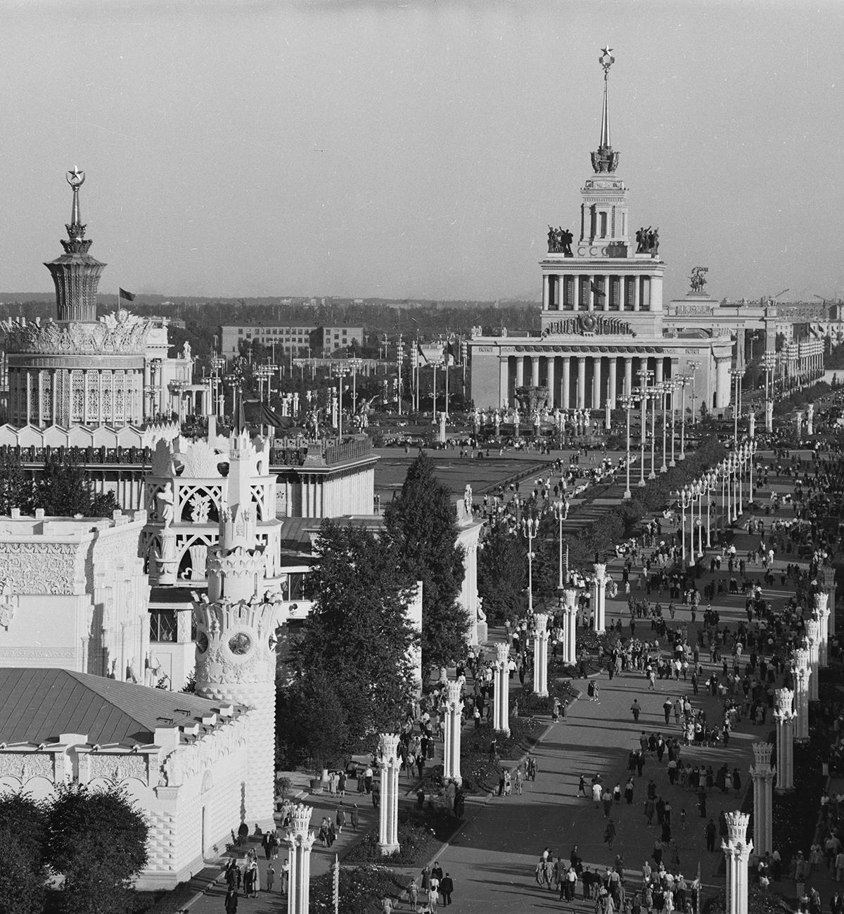 Центральная аллея и Главный павильон ВСХВ. 1954 год