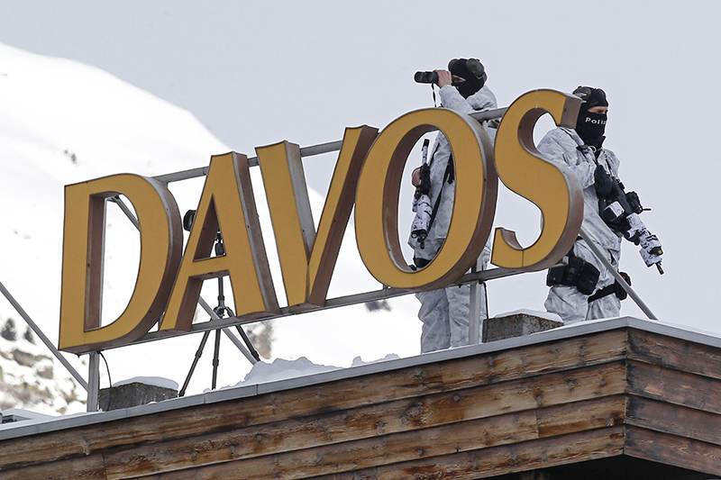 Вооруженные офицеры швейцарской полиции охраняют крышу одной из гостиниц в Давосе за день до открытия ежегодного экономического форума.&nbsp;