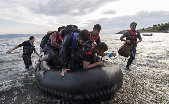 Беженцы и мигранты на побережье Греции