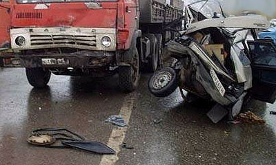 Водитель ВАЗ-21099 не справился с управлением и столкнулся с автомобилем КамАЗ