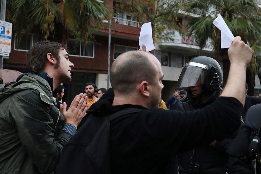 Каталонцы просят полицию пропустить их к избирательному участку&nbsp;


