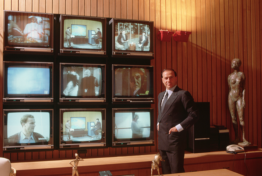 До 1974 года в Италии было запрещено вещание частных телеканалов, пока Конституционный суд страны не отменил это правило. В том&nbsp;же году Берлускони купил долю в общественно-политической газете Il Giornale и спустя два года стал первым частным собственником телеканала, когда приобрел кабельный телеканал Telemilano 58, а затем в течение нескольких лет и другие каналы&nbsp;&mdash; Canale 5, Italia 1, Rete 4, которые позднее вошли в его медиахолдинг Mediaset. Несмотря на решение Конституционного суда, долгое время у частных каналов не было права на трансляцию прямого эфира и выпусков новостей. Поэтому Берлускони покупал права на американский развлекательный контент, в том числе сериалы и мыльные оперы, за что его критиковали политики и общественные деятели, обвиняя в плохом вкусе. Именно телеканалы Берлускони первыми показали шоу-варьете с полуобнаженными танцовщицами и первые цветные передачи. Все это привело к росту рекламных продаж и существенному преимуществу каналов Берлускони перед государственной телевизионной корпорацией RAI