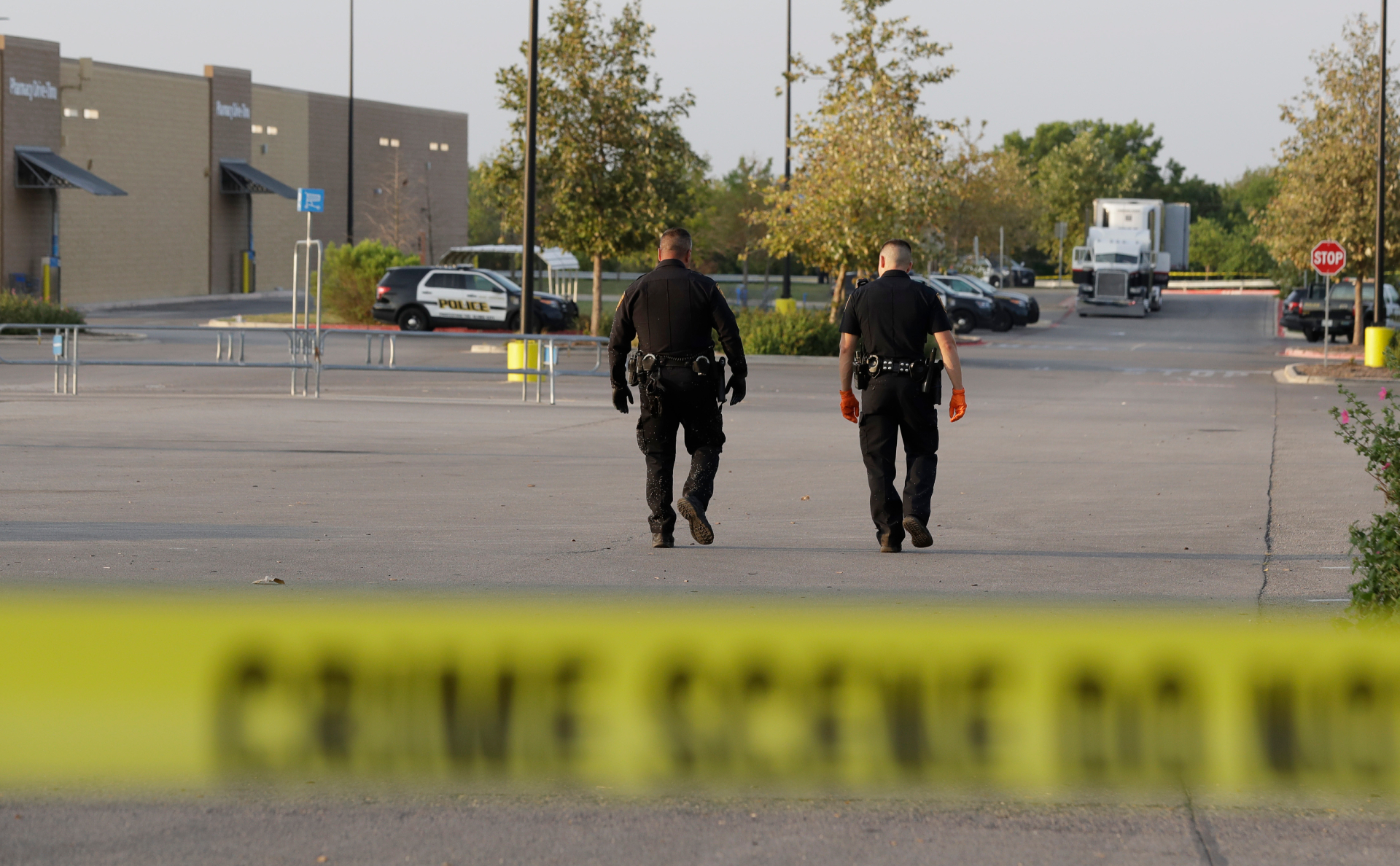 Не менее 10 человек погибли при стрельбе в торговом центре в Техасе