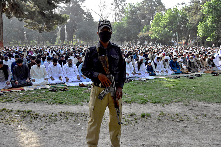 Полицейский охраняет мусульман, совершающих молитву в Кветте, Пакистан.

Мусульманские лидеры Индии и Пакистана призвали к социальному дистанцированию во время молитв