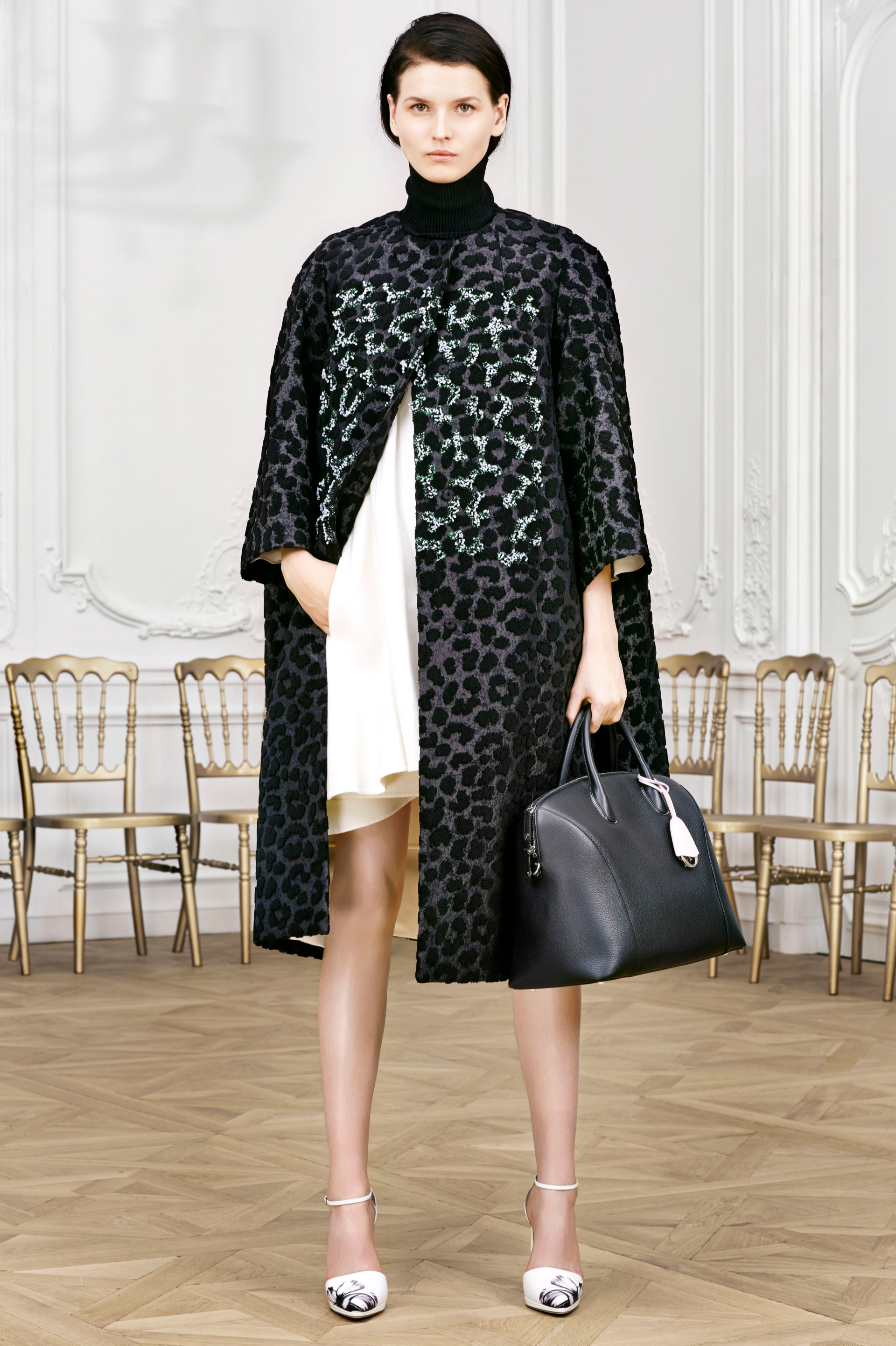 Пальто с леопардовым принтом, созданное Ральфом Симонсом, показ Christian Dior 2014 год