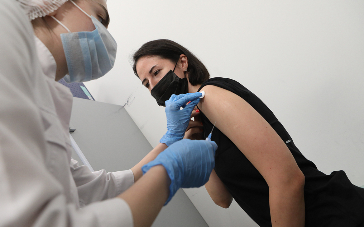 Гинцбург оценил возможность сочетания вакцины Pfizer со «Спутником Лайт»