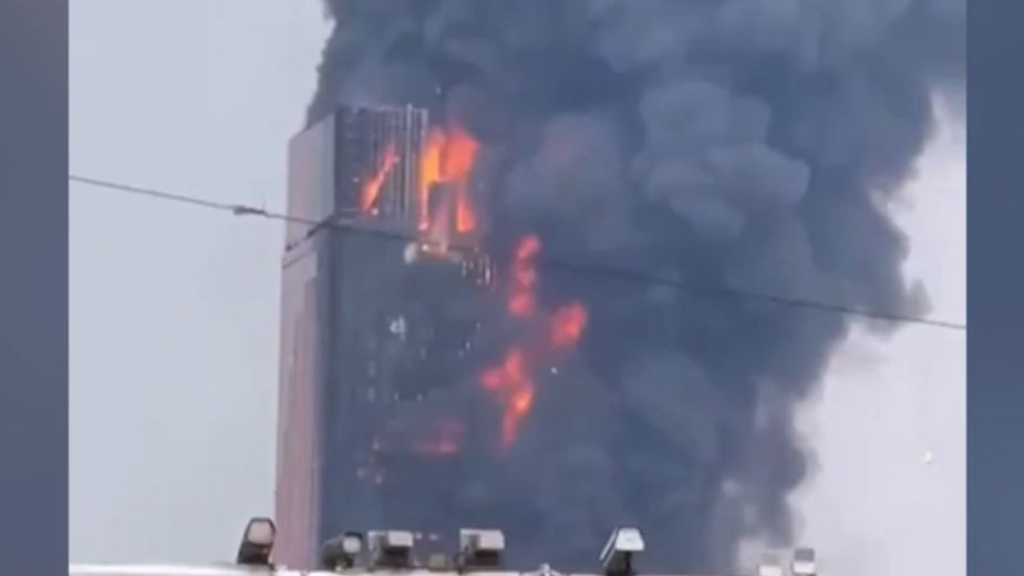 В Китае пожар охватил весь небоскреб China Telecom. Видео