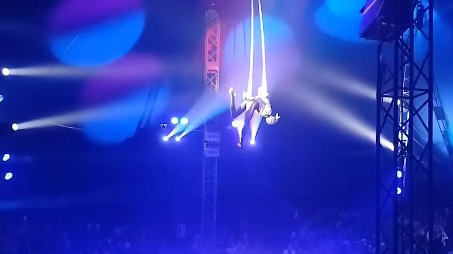 В цирке в Барнауле гимнастка под куполом сорвалась с трапеции. Видео