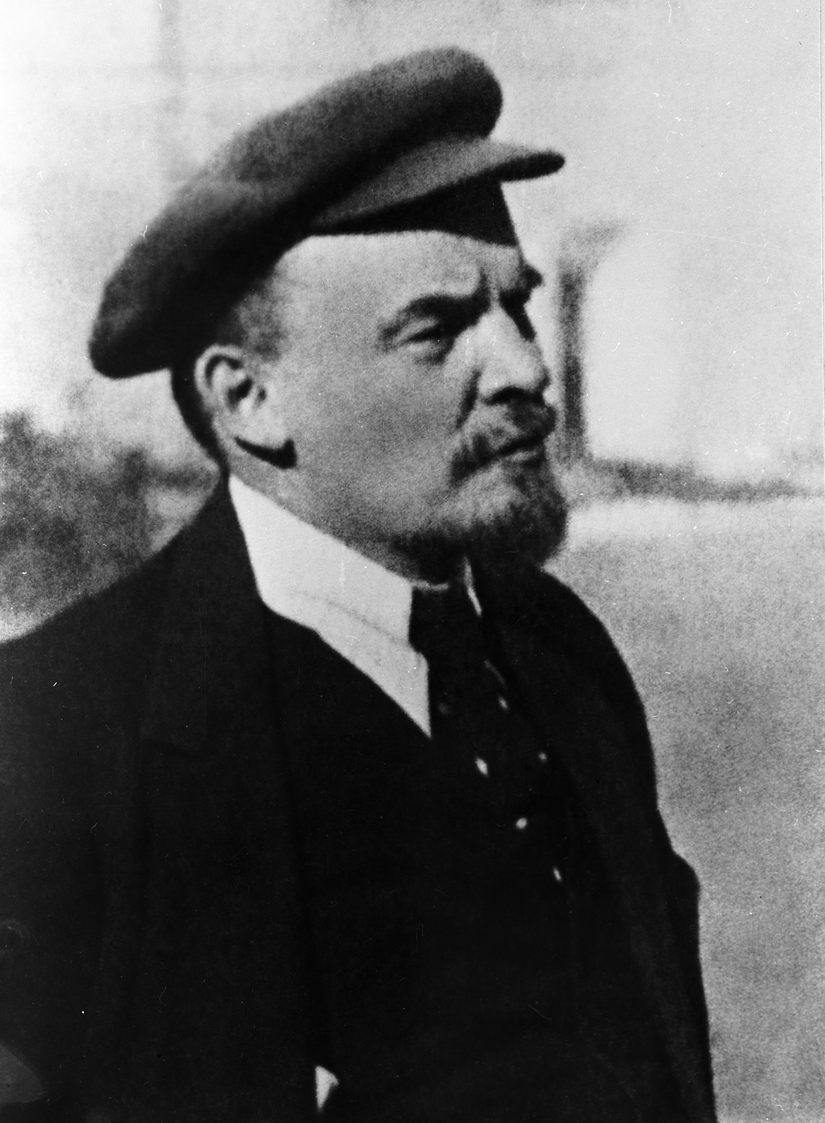 <p>На фото: Владимир Ленин во дворе Кремля. 16 октября 1918 года</p>