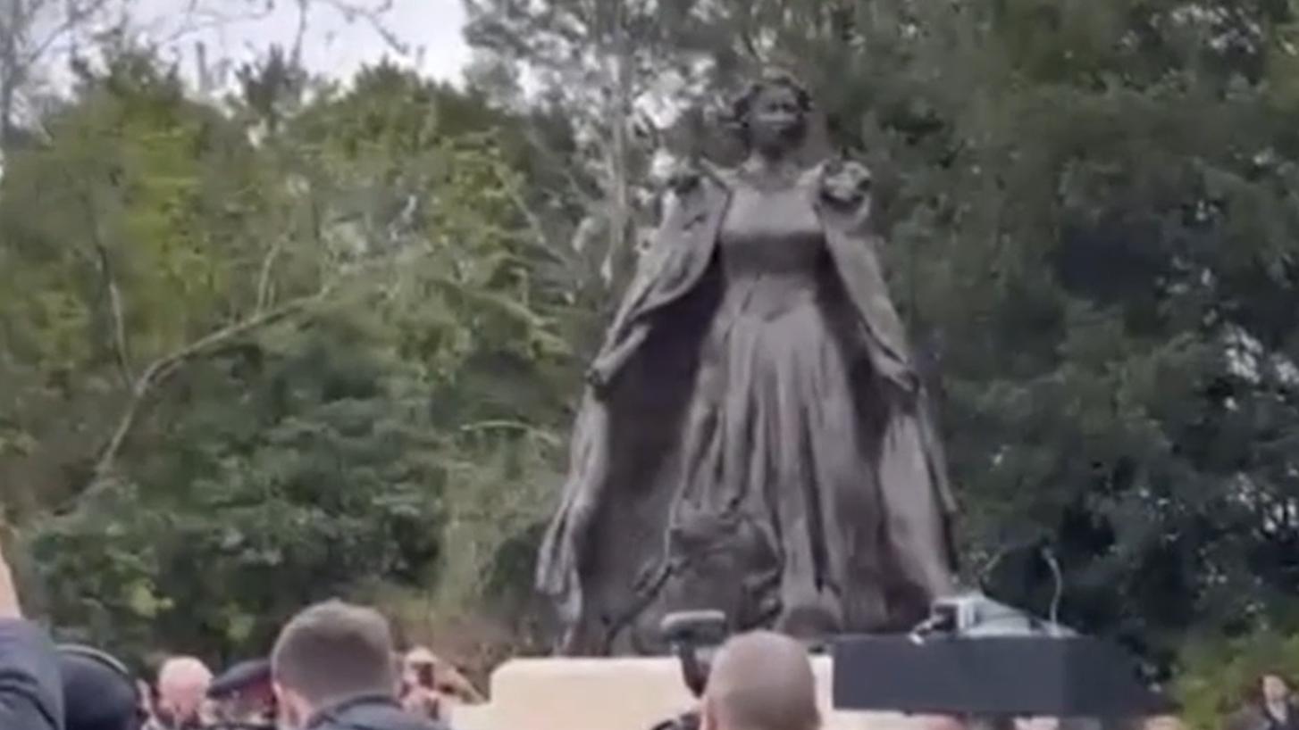 В британском Океме открыли первую статую Елизаветы II с корги