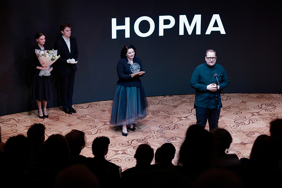 Оперная певица Хибла Герзмава и генеральный директор МАМТ Андрей Борисов, получившие награду за оперу &laquo;Норма&raquo;