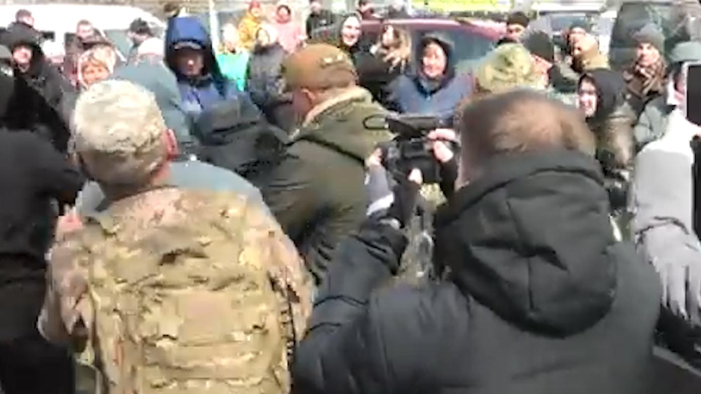 В Житомирской области директора больницы бросили в мусорный бак