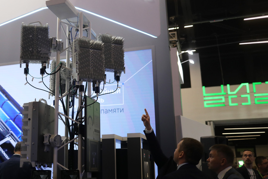 Компания Yadro (входит в &laquo;ИКС Холдинг&raquo;) вместе с &laquo;ВымпелКомом&raquo; (бренд &laquo;Билайн&raquo;) показали работу отечественной базовой станции мобильной связи YADRO BTS8100. С ее помощью обеспечили покрытие сетью LTE (мобильная связь четвертого поколения, 4G) на стенде &laquo;ИКС Холдинга&raquo;. Также компания продемонстрировала, как эта базовая станция работает в сети 5G.