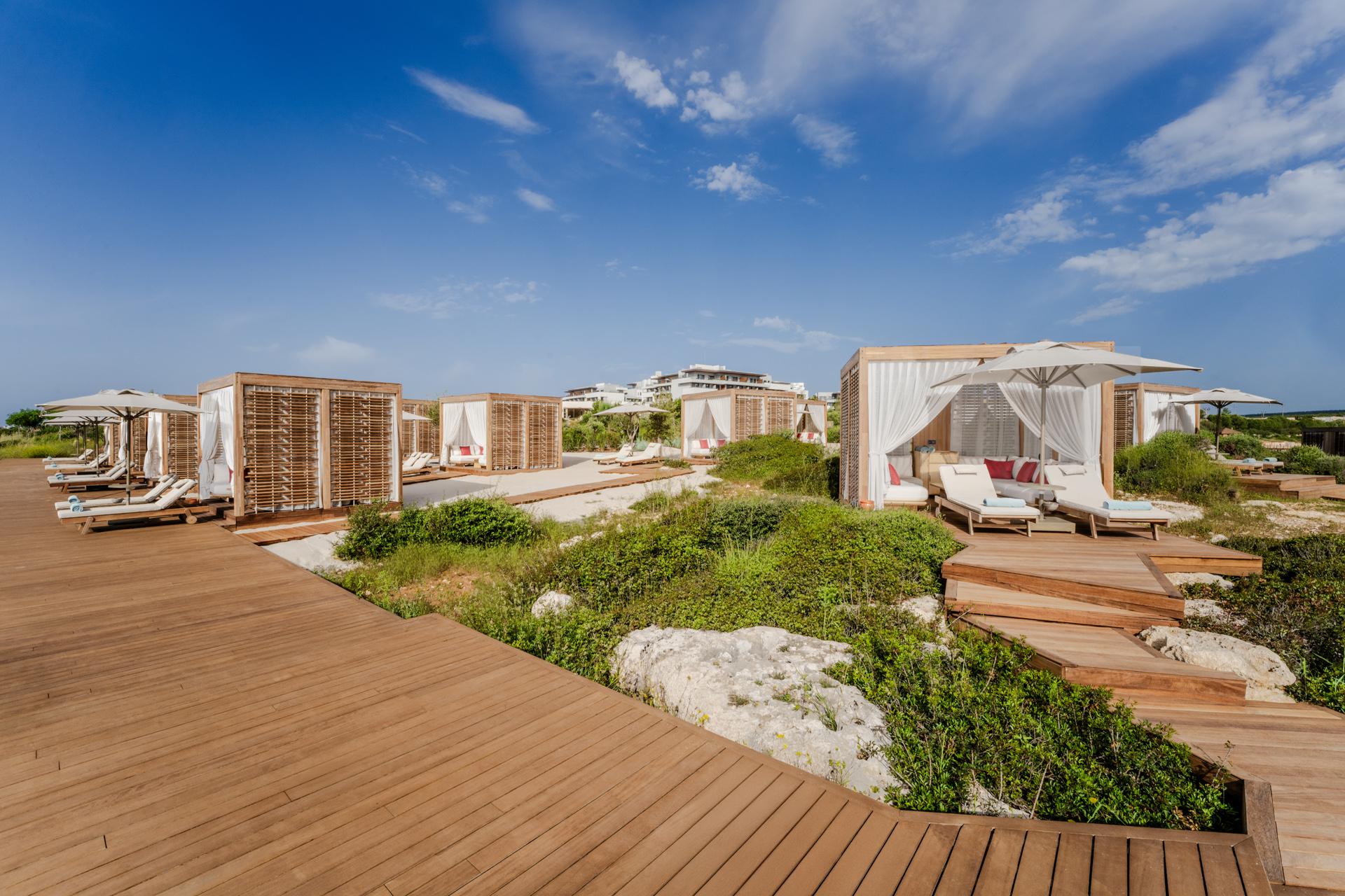 Кабинки на пляже отеля Anda Barut Collection