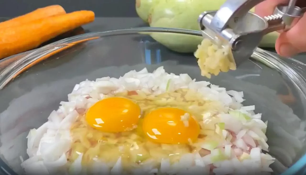 Смешайте фарш с луком и чесноком