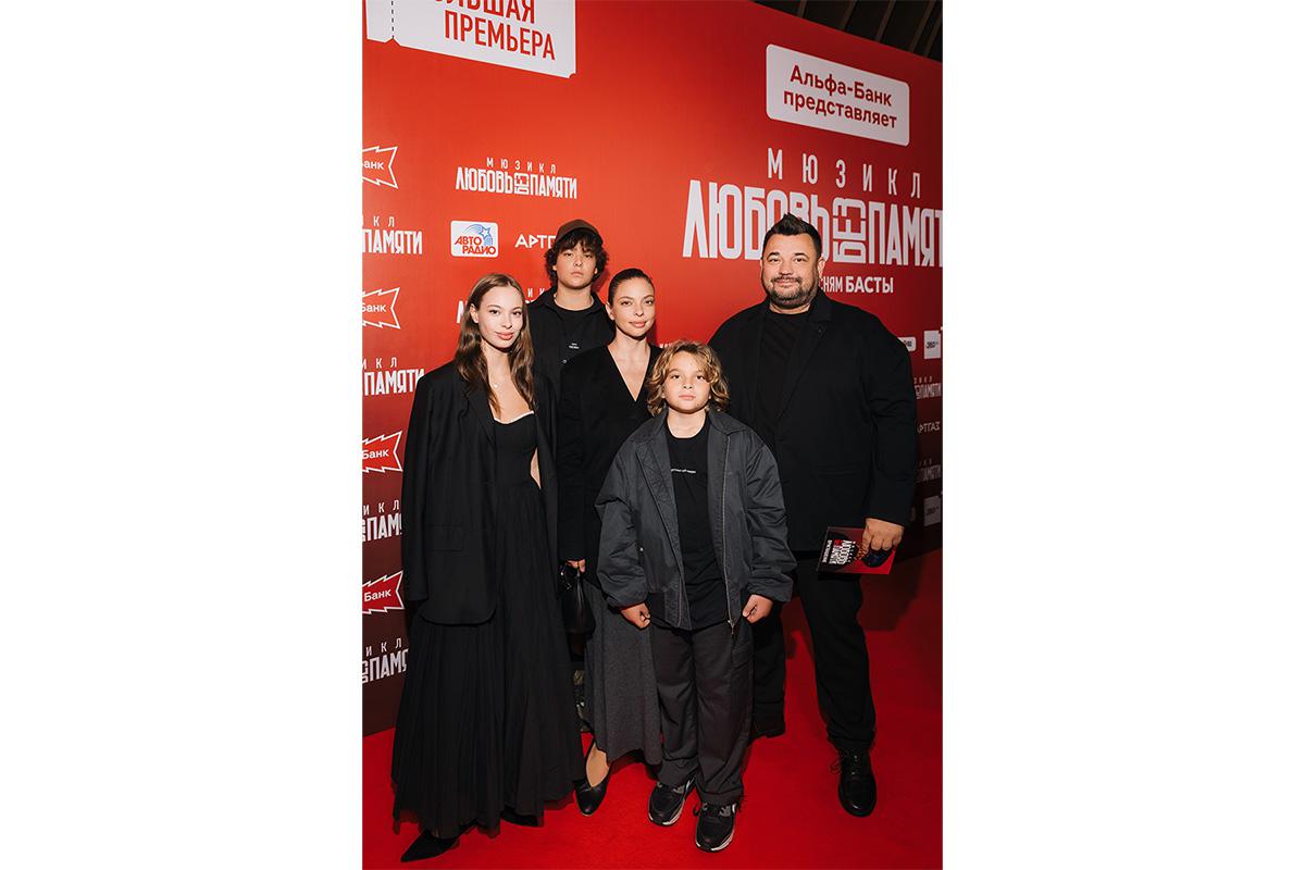 Сергей Жуков и Регина Бурд с детьми — Никой, Энджелом и Мироном