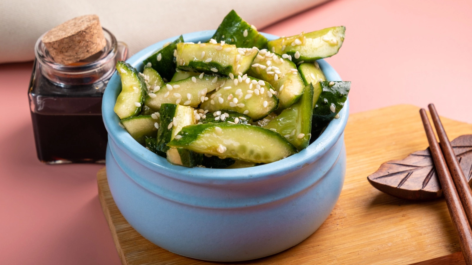 Салат из битых огурцов отлично сочетается с блюдами азиатской кухни