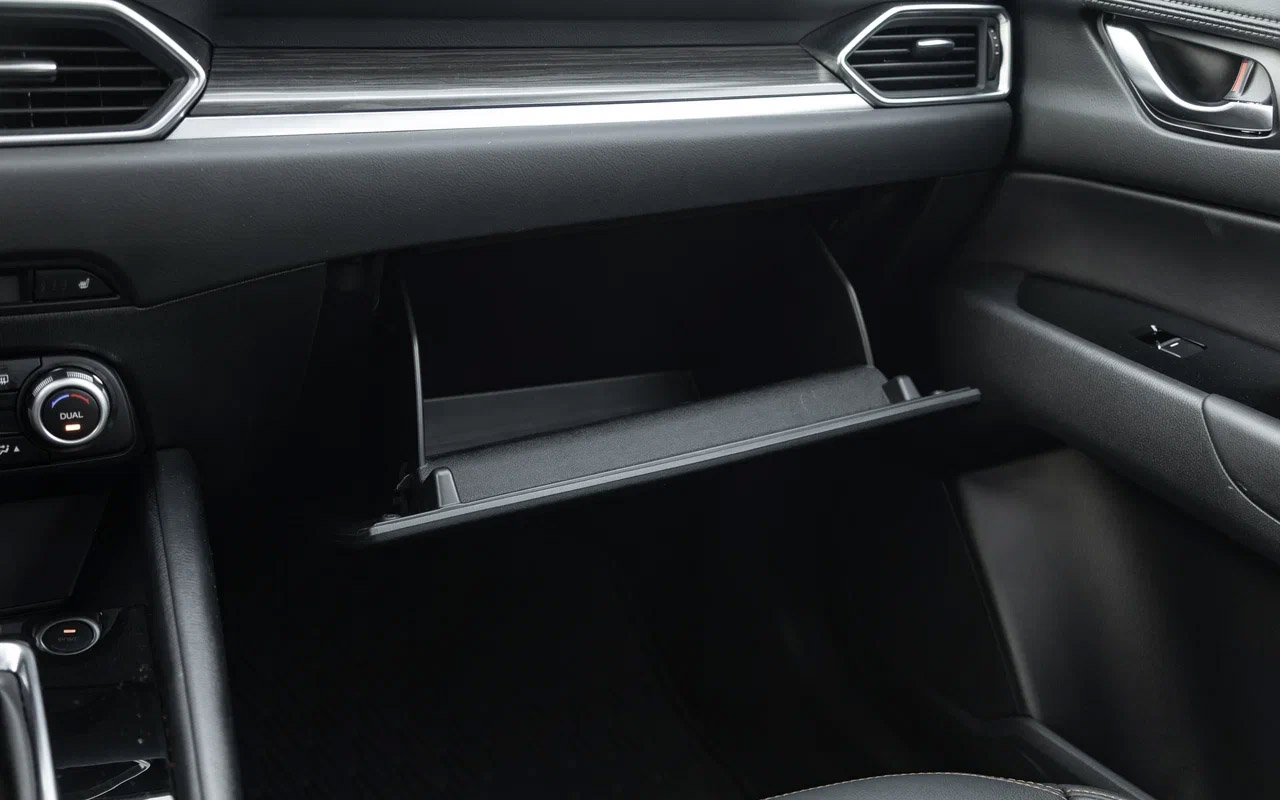 Бардачок Mazda CX-5 не поражает вместительностью и удобством, об атмосферной подсветке в салоне&nbsp;приходится лишь мечтать&nbsp;