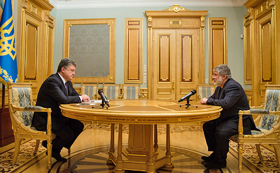 Президент Украины Петр Порошенко и уволенный с поста губернатора Днепропетровской области Игорь Коломойский  (слева направо)