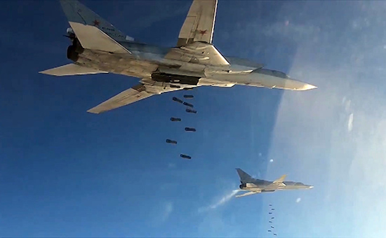 Бомбардировщики-ракетоносцы Ту-22 Воздушно-космических сил России во время нанесения авиаудара по объектам ИГ в Сирии, 20 ноября 2015 года