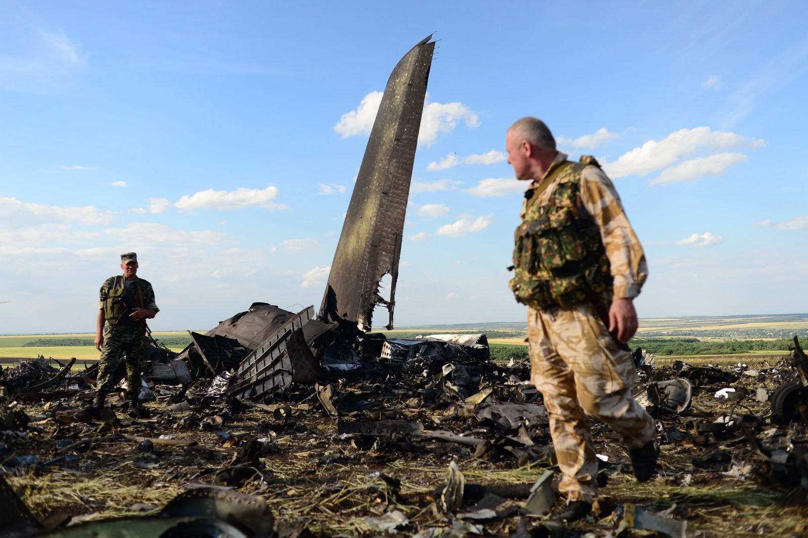 Ополченцы на месте падения военно-транспортного самолета ИЛ-76 ВВС Украины, сбитого ополченцами Луганска.
