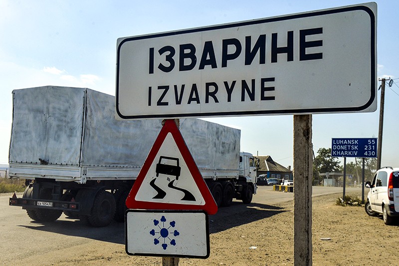 Первые грузовики конвоя вошли на Украину в середине дня 22 августа.
