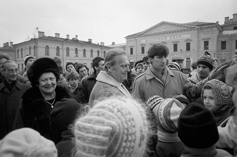 Великий князь Владимир Кириллович (в центре) и великая княгиня Леонида Георгиевна (слева) во время посещения Петропавловской крепости. Ноябрь 1991 года



