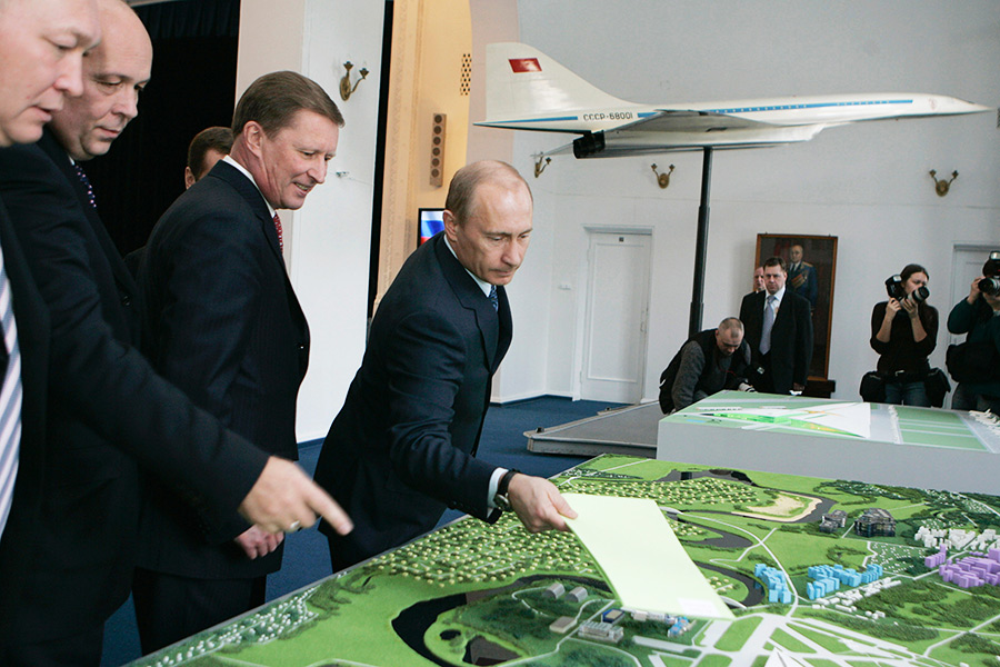 Владимир Путин во&nbsp;время встречи с&nbsp;сотрудниками Объединённой авиастроительной корпорации. 20 февраля 2008 года


