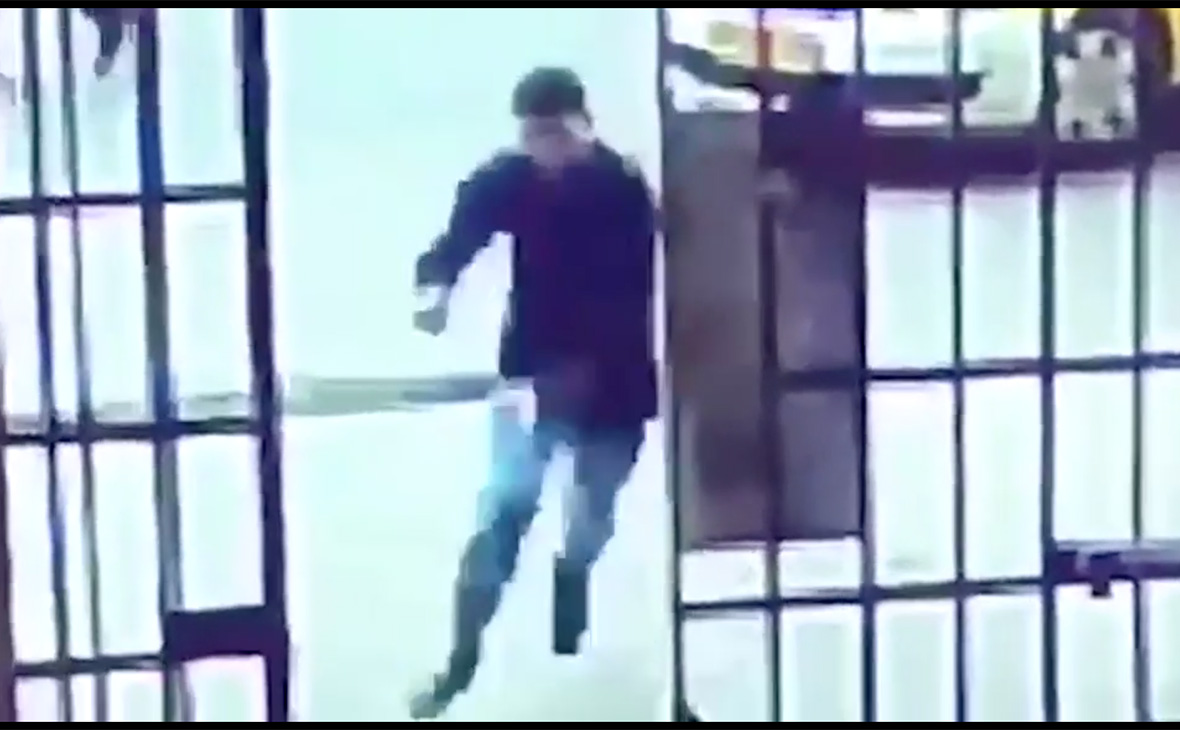 Напавший на полицейского у посольства Словакии. Скриншот из видео