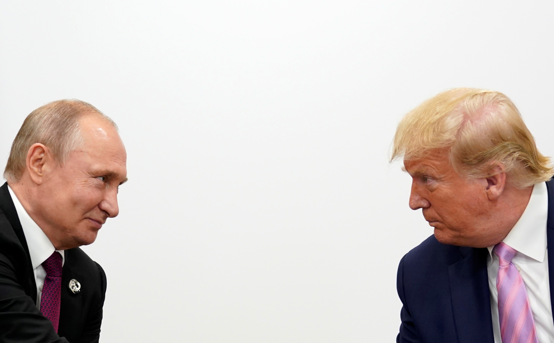 Владимир Путин (слева) и Дональд Трамп (справа)