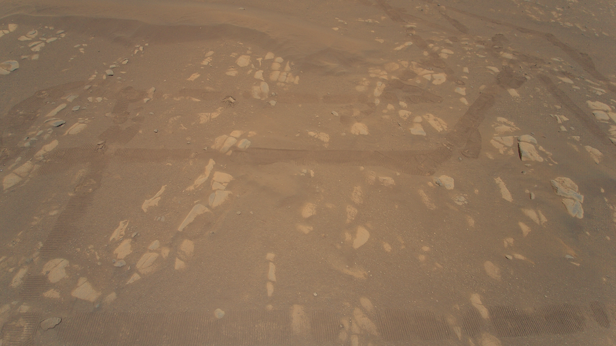 Первый снимок марсолета, сделанный им при полете 23 апреля 2021 года