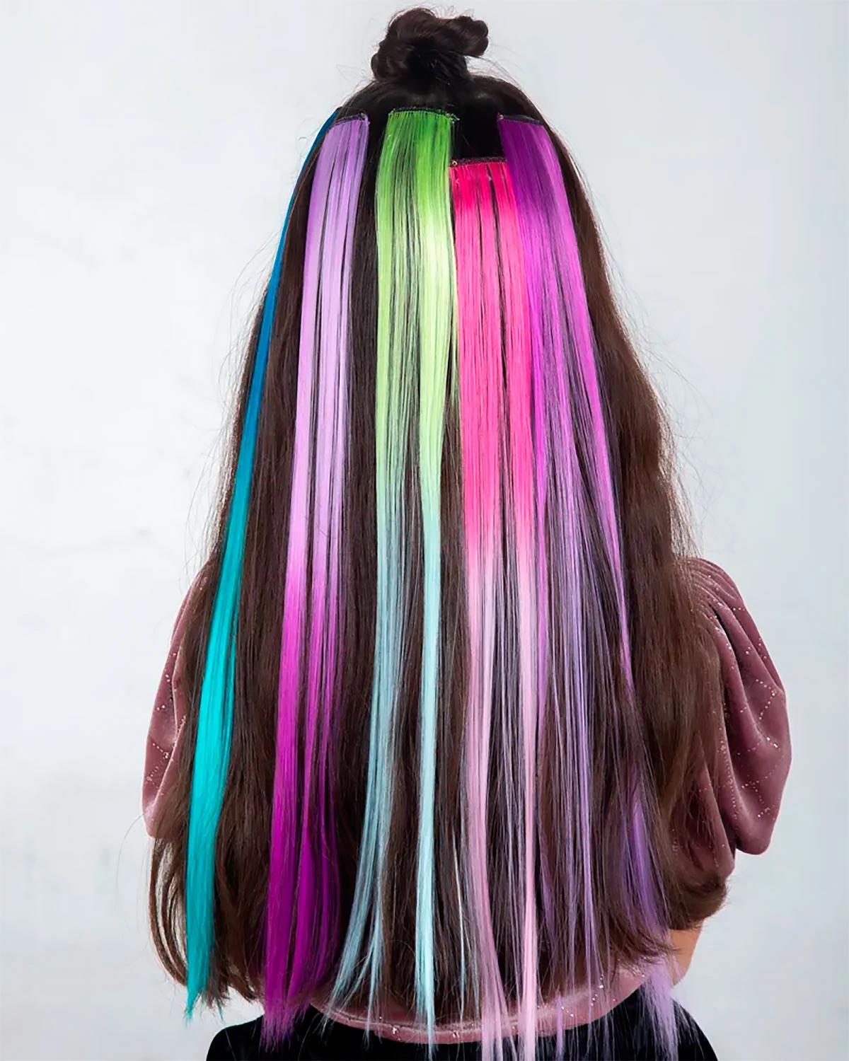 <p>Пример, как можно украсить волосы цветными прядями</p>