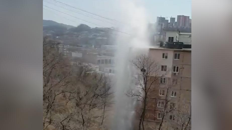 Фонтан до восьмого этажа: во Владивостоке прорвало трубу