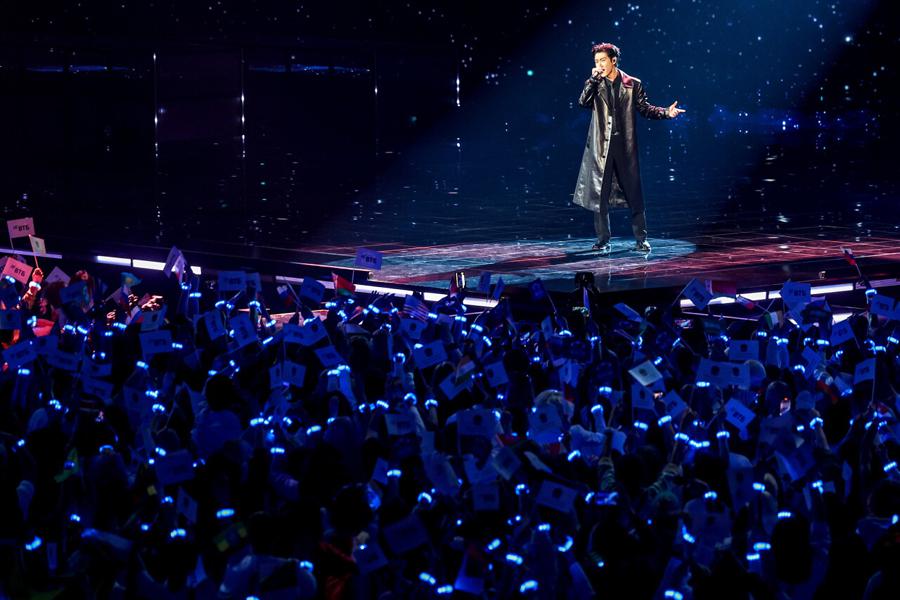 Певец Ван Си, представляющий Китай на Международном музыкальном конкурсе «Интервидение» 2025, во время выступления в концертном зале «Live Арена»
