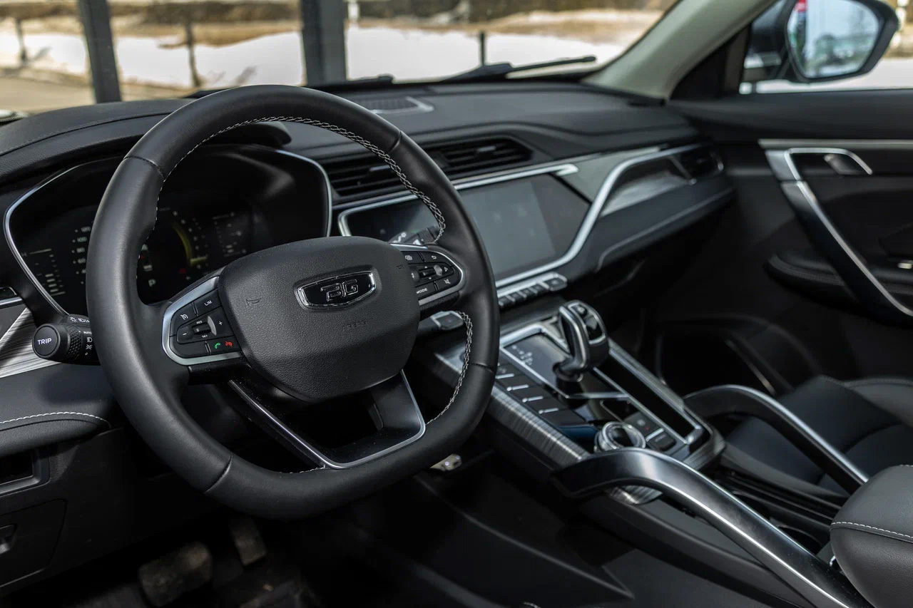 Образцовой эргономикой&nbsp;Belgee X70 не обладает: нижняя подушка кресла коротковата, а диапазон регулирокви руля по вылету невелик. Но большая часть вспомогательных функций управляется классическими кнопками&nbsp;