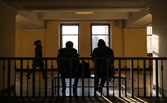 Студенты в коридоре главного здания Московского государственного университета им. М.В. Ломоносова. Архивное фото