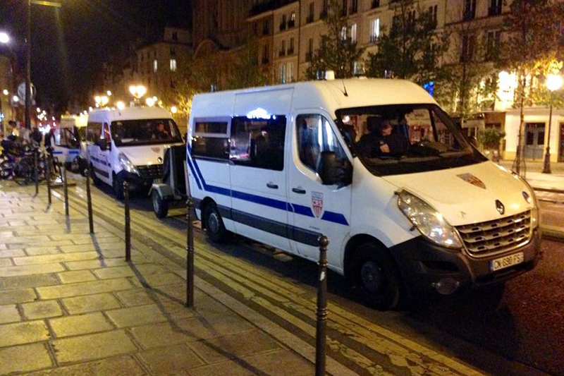 Полицейские автомобили&nbsp;в районе le Marais, недалеко от Bastille, Париж
