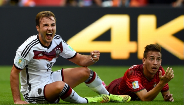 Реакция Марио Гётце из Германии после того как он был сбит в штрафной зоне во время матча в Группе G Германия - Португалия. 