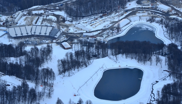 Финишная зона олимпийских горнолыжных спусков. Трибуны все еще на стадии установки.