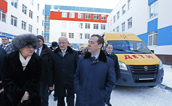 Премьер-министр России Дмитрий Медведев&nbsp;после&nbsp;посещения строящейся школы в&nbsp;городе&nbsp;Оренбурге


