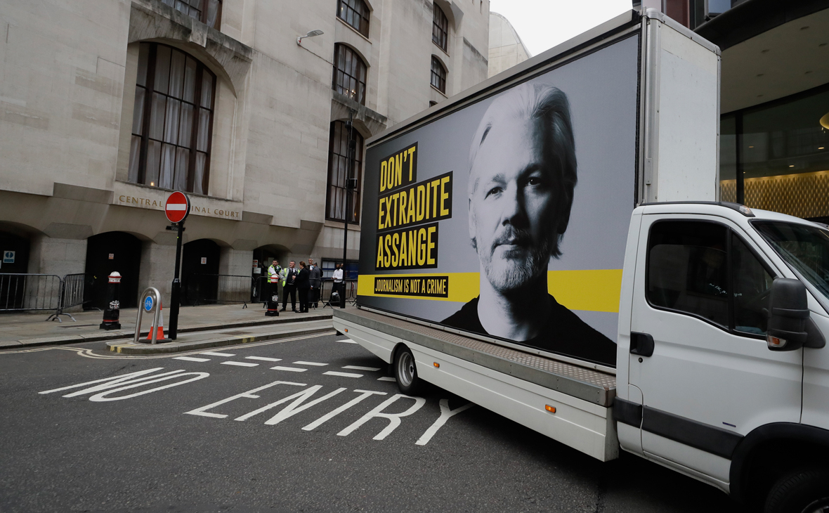 Автомобиль с рекламным щитом в поддержку Джулиана Ассанжа, около Центрального уголовного суда Лондона