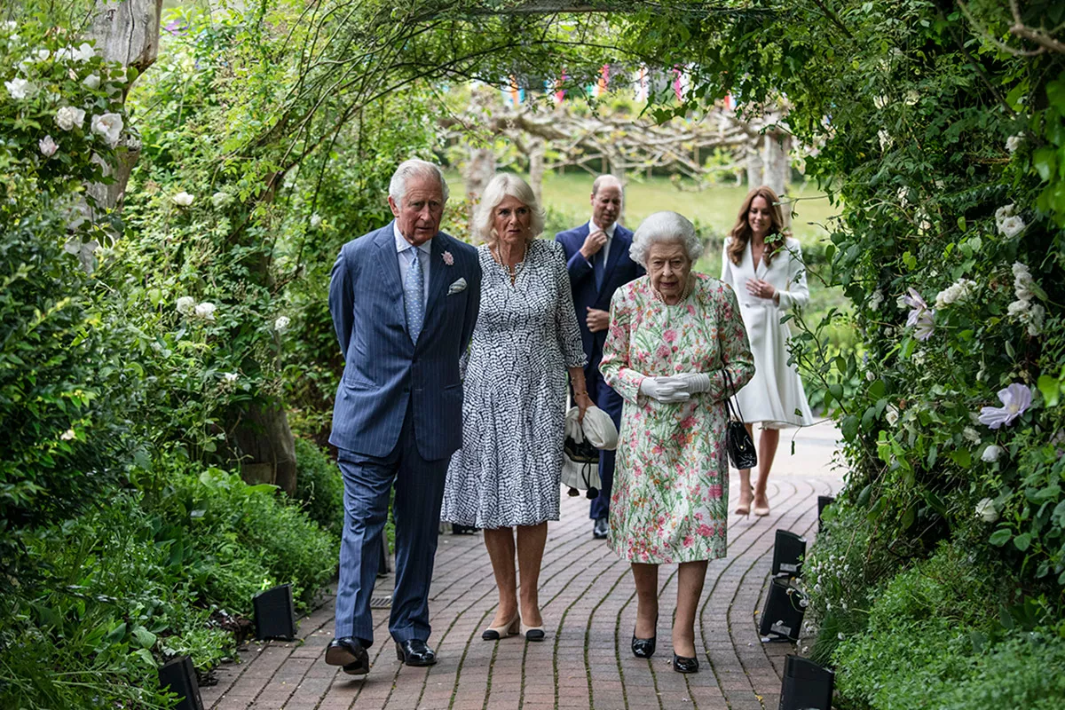 <p>Чарльз, принц Уэльский, Камилла, герцогиня Корнуолльская, королева Елизавета II, герцог и герцогиня Кембриджские на королевском приеме&nbsp;с лидерами G7 во время саммита, июнь 2022 года&nbsp;</p>
