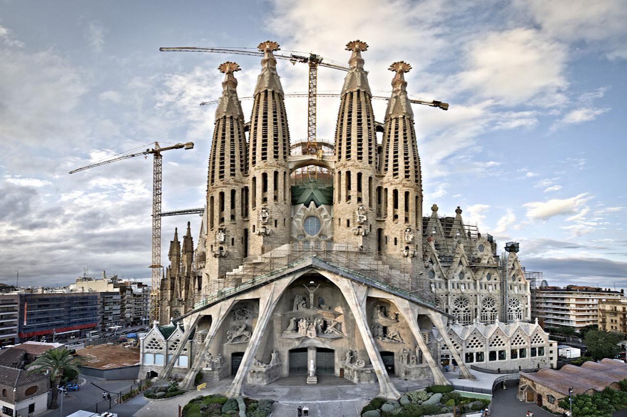 Построены пять из шести центральных башен Sagrada Familia